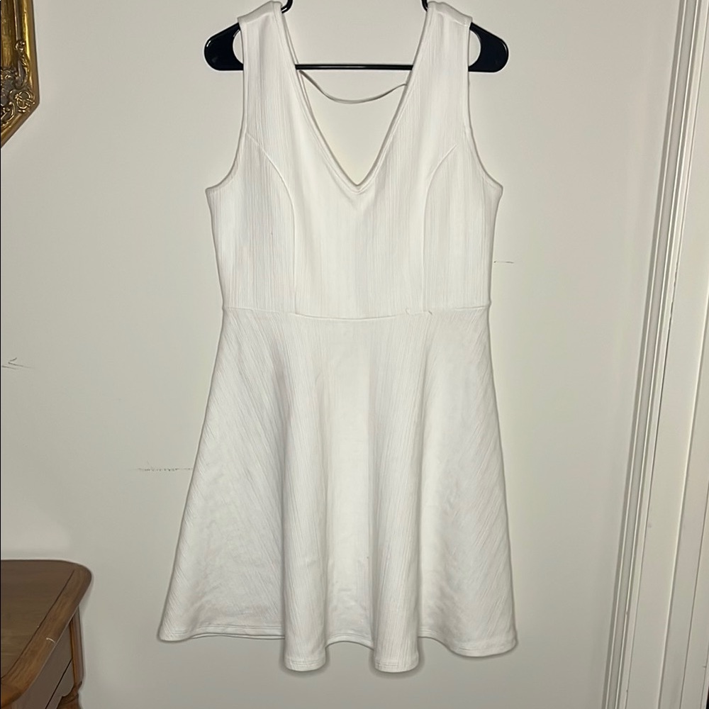 Elegant White Sleeveless V-Neck Dress
